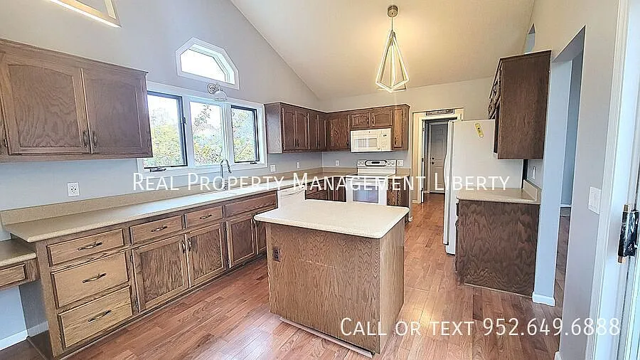Stunning 4-Bedroom, 3-Bath Home with Expansive Fenced Yard and 3-Car Garage in Savage — Photo 4
