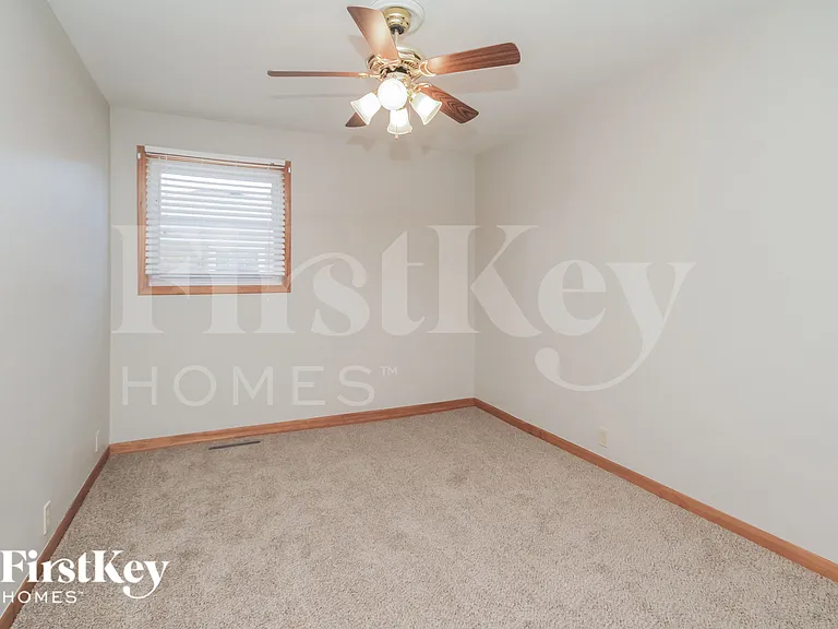 422 Granville Ave — Photo 9