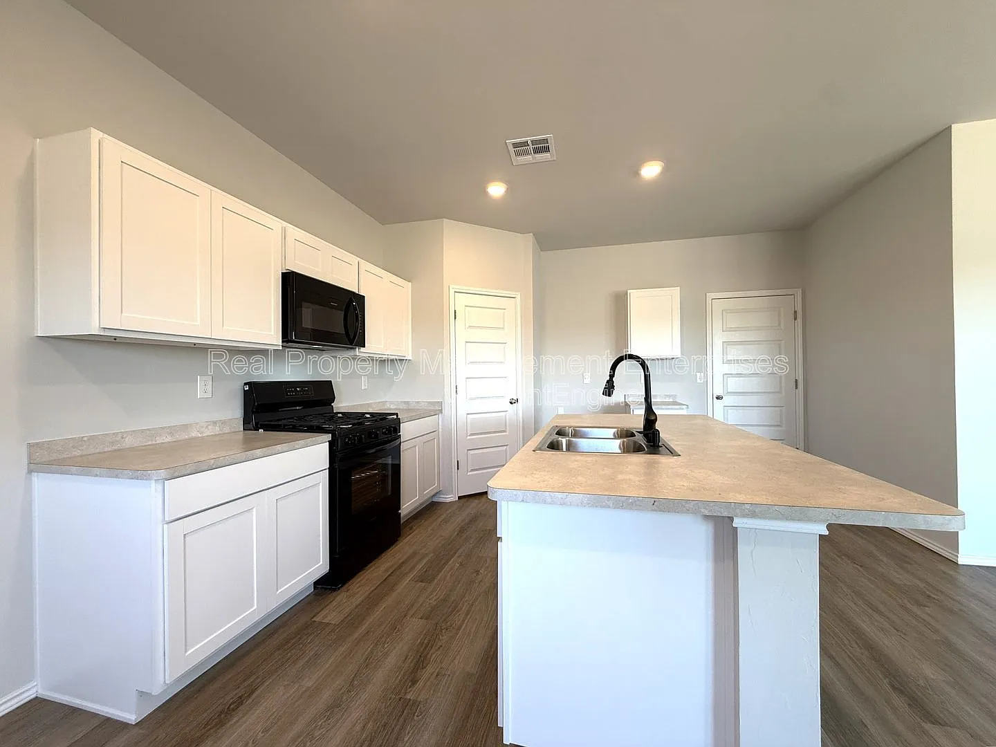 3 bed, 2.5 bath, 1689 sqft, $1,799 — Photo 2