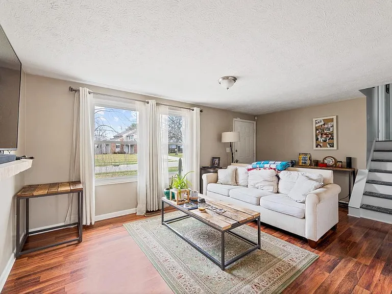 1353 Firethorne Dr — Photo 4