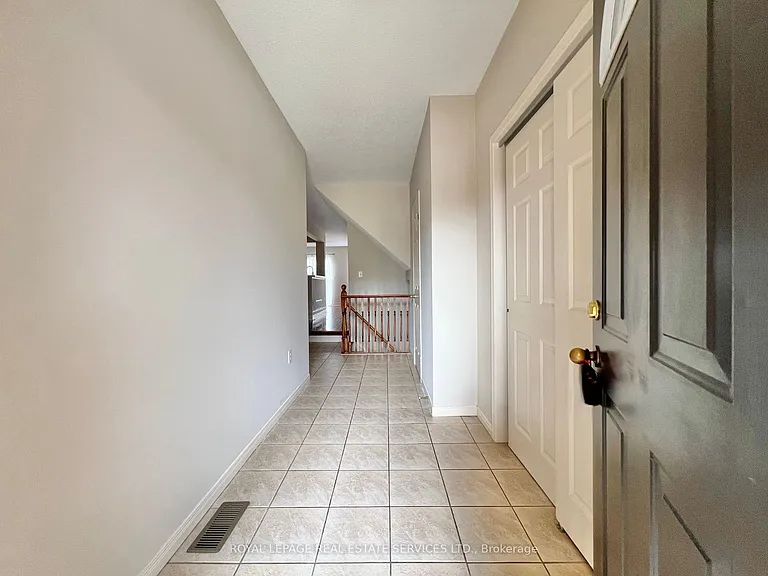 2153 Redstone Cres — Photo 3
