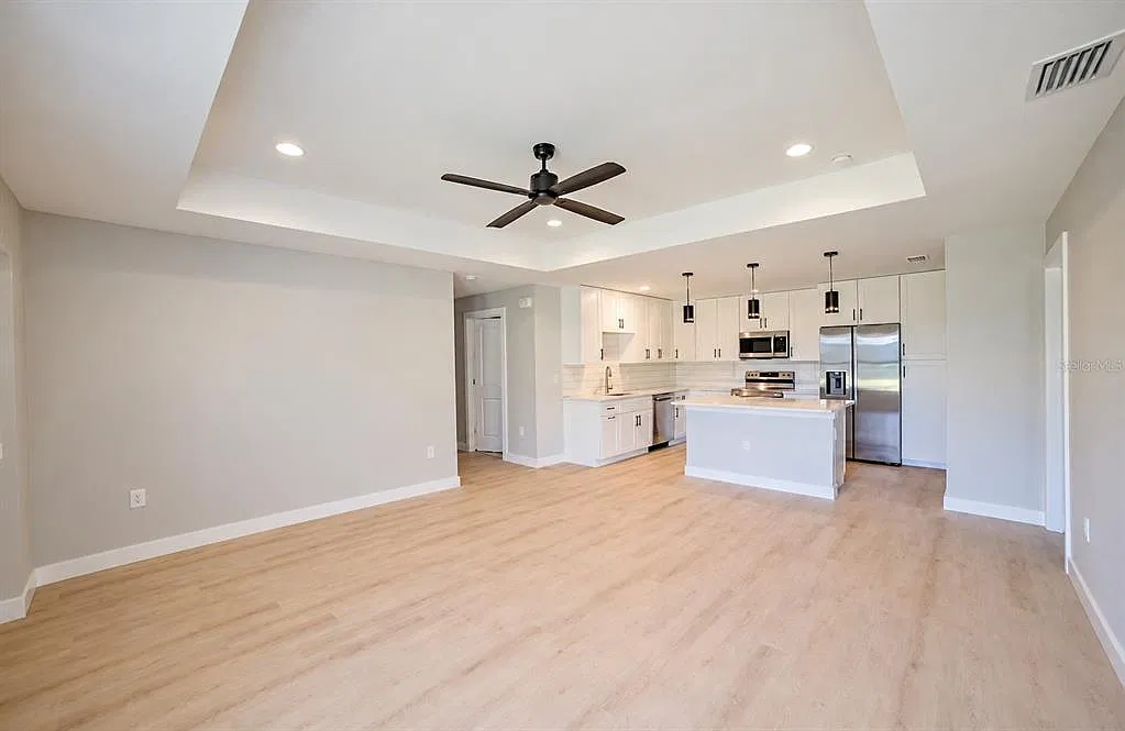 3 bed, 2.0 bath, 2468 sqft, $1,895 — Photo 3