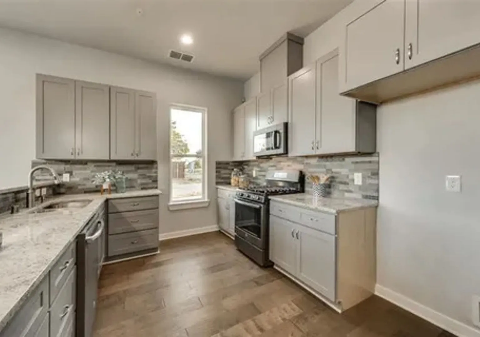 Charming 4BR Townhome in Frisco — Photo 2