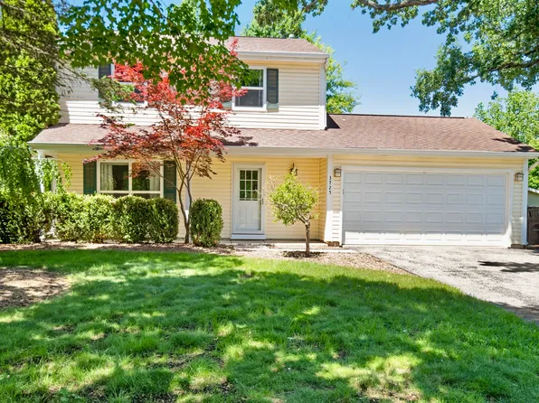 3725 Newport Dr, Island Lake, IL 60042