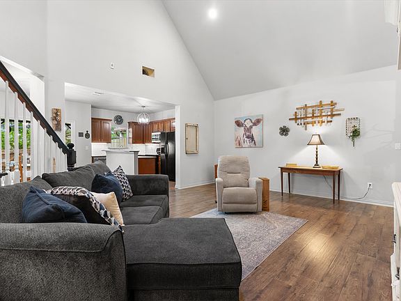 3rd image of 170 Greathouse Vlg