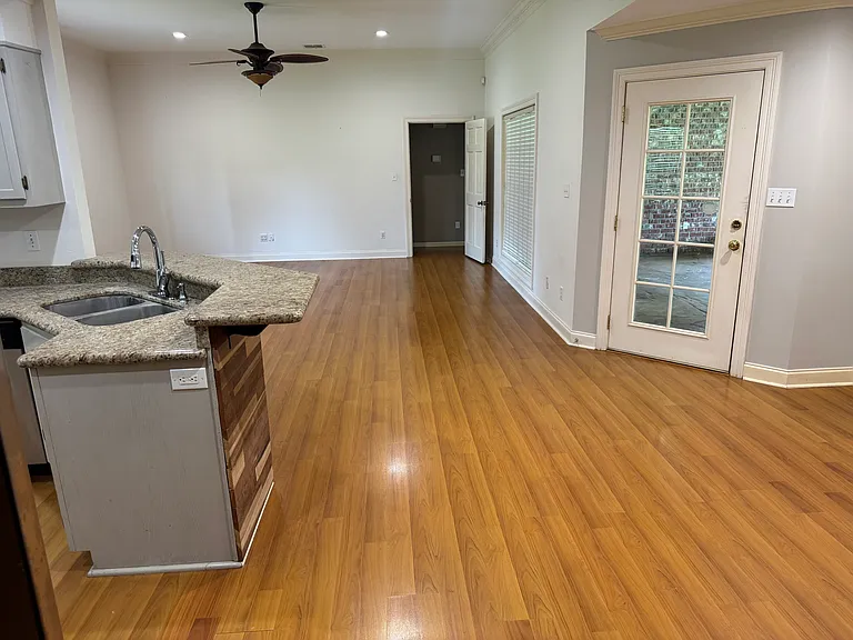 127 Lynn Dr — Photo 5