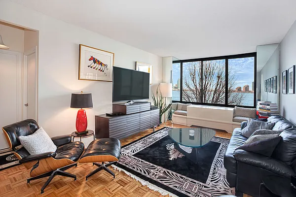 Sold by Compass | media 1