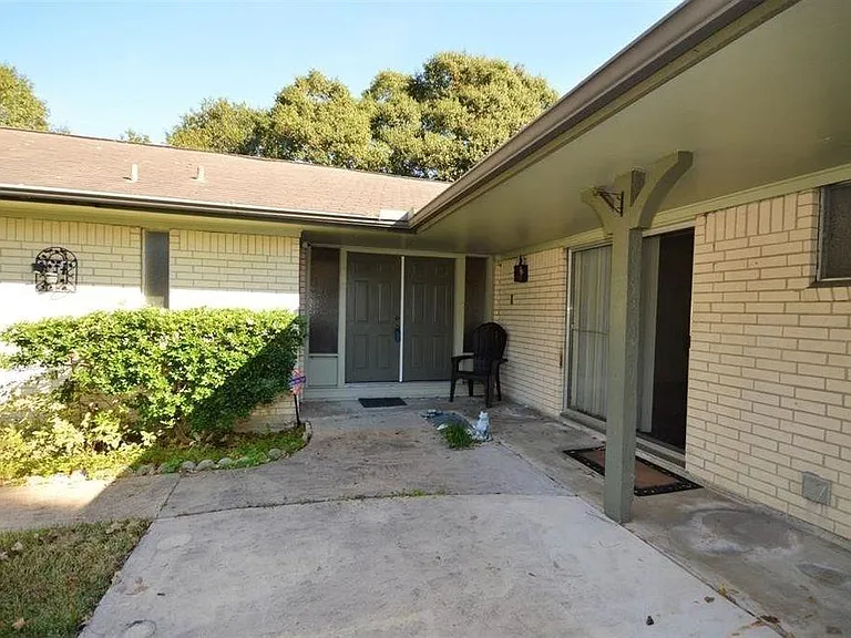 114 Lafayette Ln — Photo 3