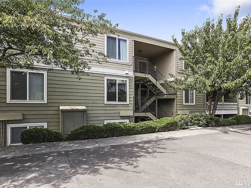 Welcome home to Sir Cedric! Delight in this 1 bedroom, 1 bath condo with a fabulous enclosed bonus room. Enjoy updated laminate floors throughout main living areas and large windows allowing tons of natural light. The bright, open floorplan gives this condo a spacious feel. The kitchen features a breakfast bar, glass-topped stove and fun, retro-styled upper cabinets. A large pantry with pull-out shelves is a bonus.  Dining room is large enough to easily accommodate large gatherings! Enjoy the added benefit of the enclosed porch off of the dining room-this finished space is perfect for office/den/workout/playroom! Perfect investment, 2 blocks from Renton Technical College! Enjoy all the benefits of home ownership with the convenience of the condo lifestyle. Commuter's dream, ideally located with easy access to freeways, bus lines, Renton Landing, and more.