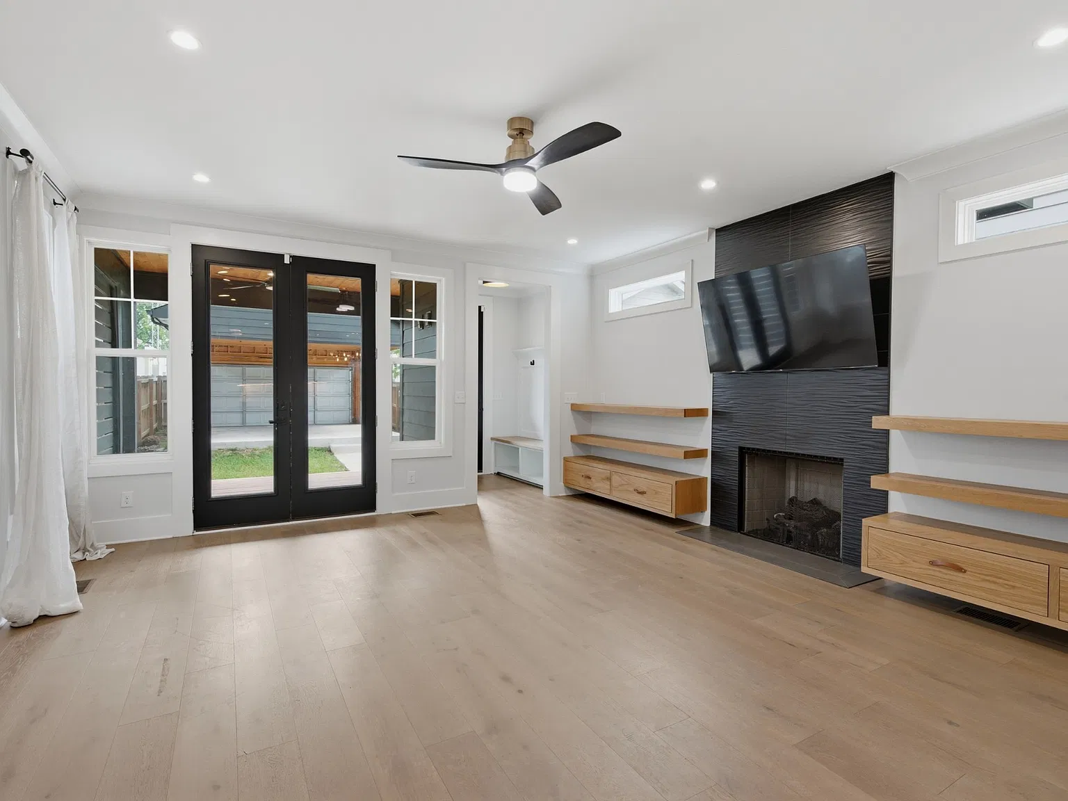 4 bed, 3.5 bath, 2529 sqft, $3,900 — Photo 3