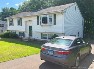 51 Robertson Dr, Hamden, CT 06518