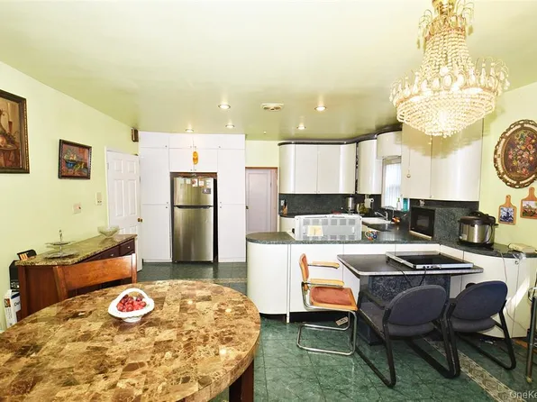 83-28 Abingdon Road image 9 of 34