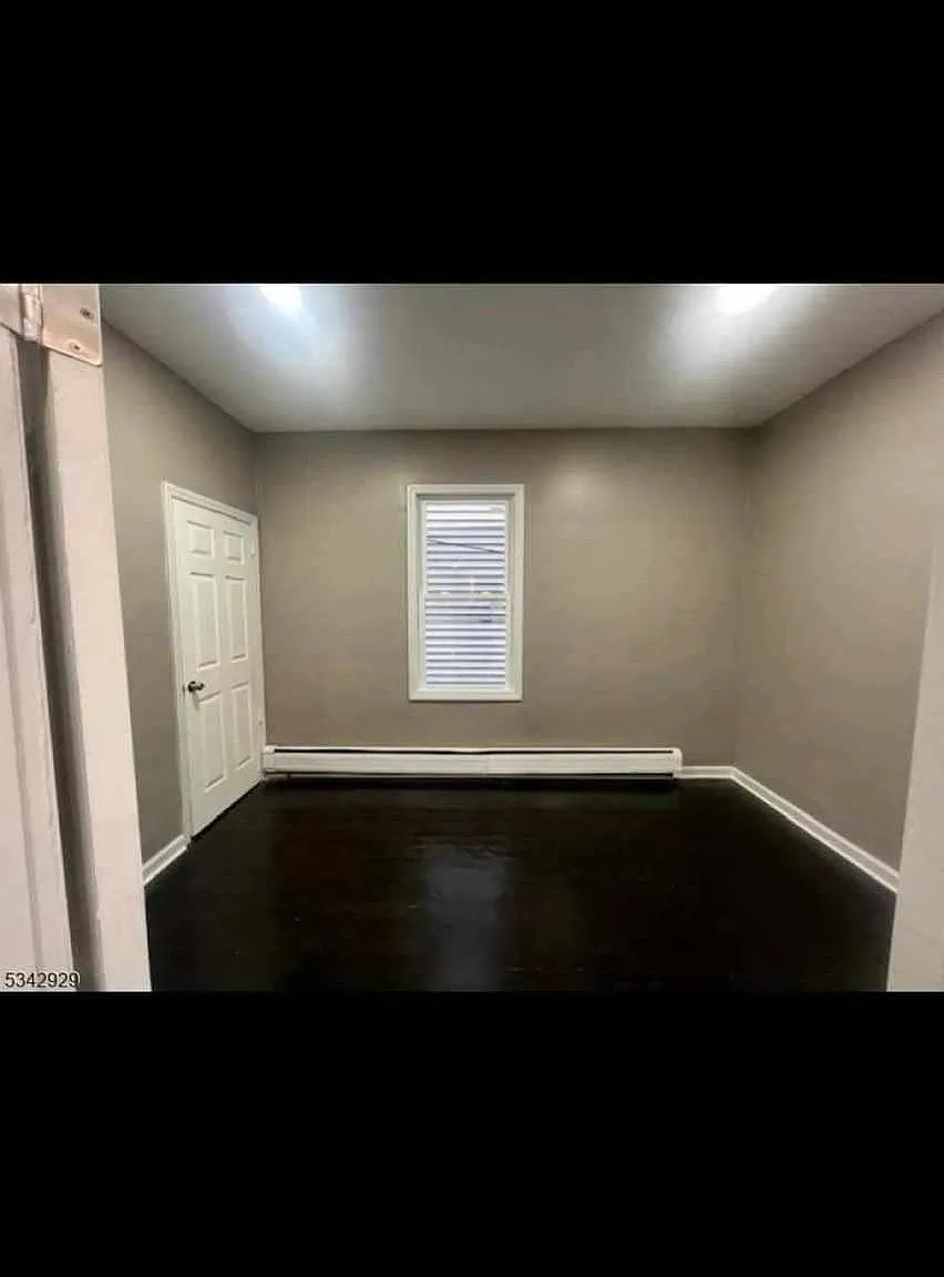 3 bed, 928 sqft, $2,100 — Photo 1