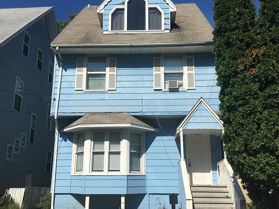 Spacious 4 Bedroom with bonus living space in attic...