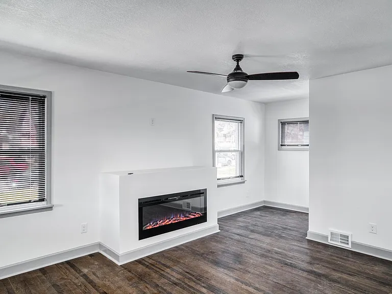 5647 Olive St — Photo 5