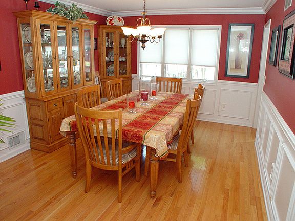 DR features shadowbox and crown molding, and hardwood flors