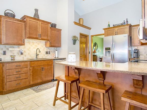 3rd image of 26601 May St