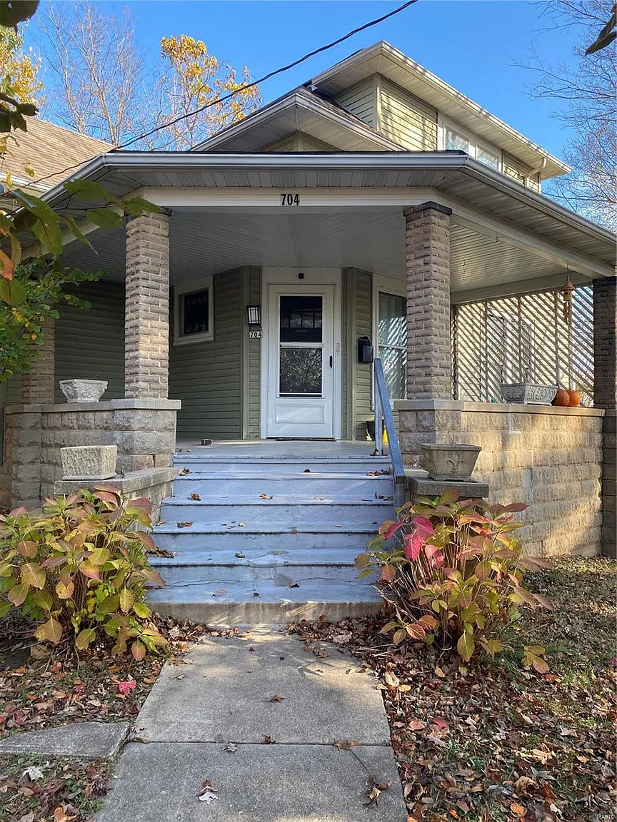 704 N Locust St photo 1