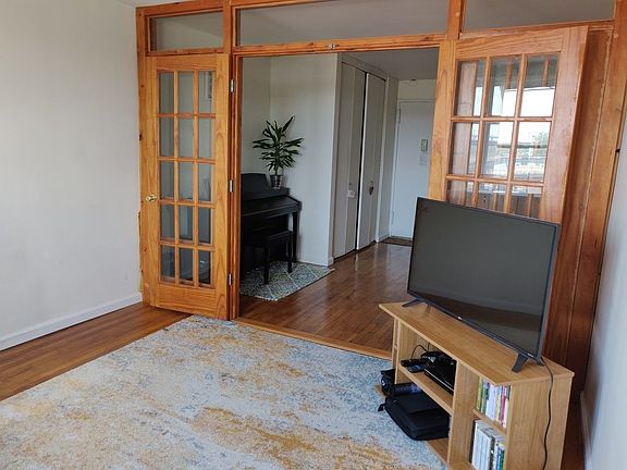 2nd image of 2534 Crescent St APT 5N
