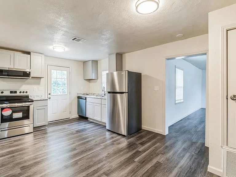 101 W Schreiner St — Photo 10