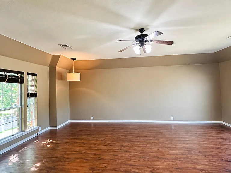 7447 Ravenhill Dr — Photo 10