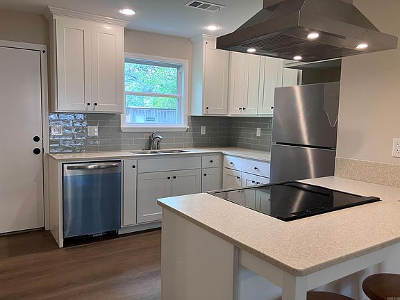 2nd image of 411 Park St