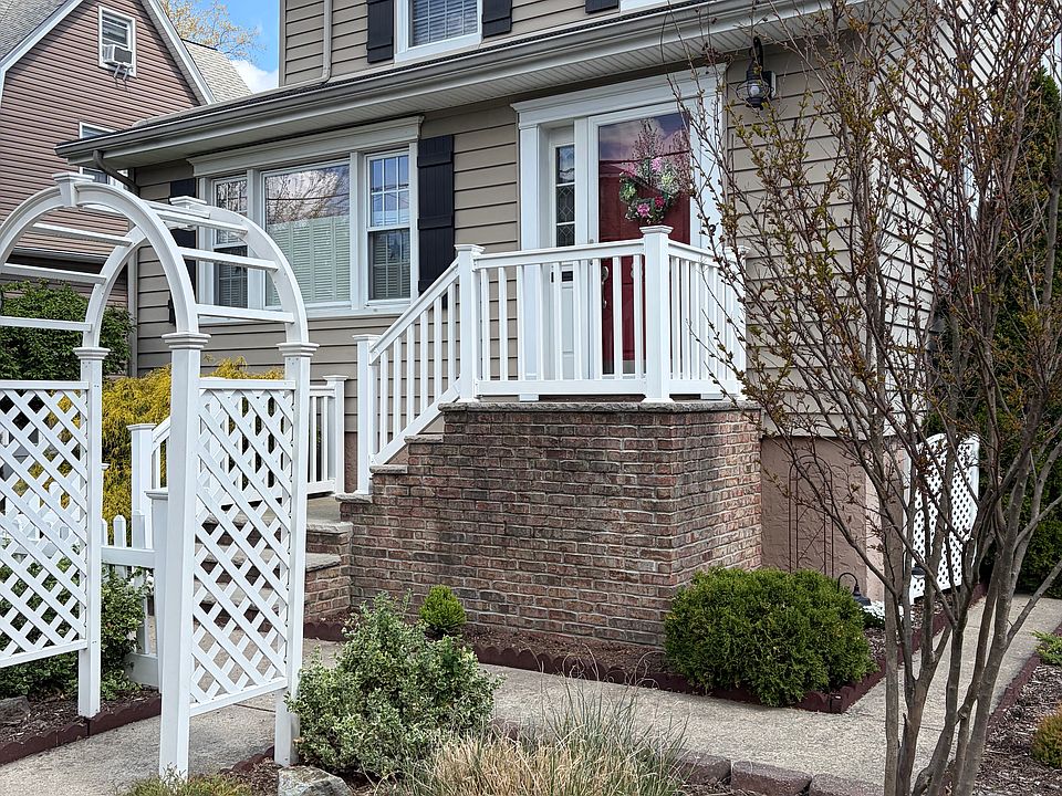 2nd image of 829 Elm Ave #2