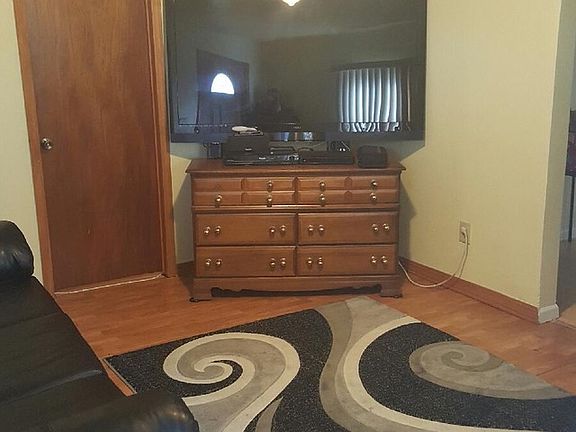 4th image of 10324 Medill Ave