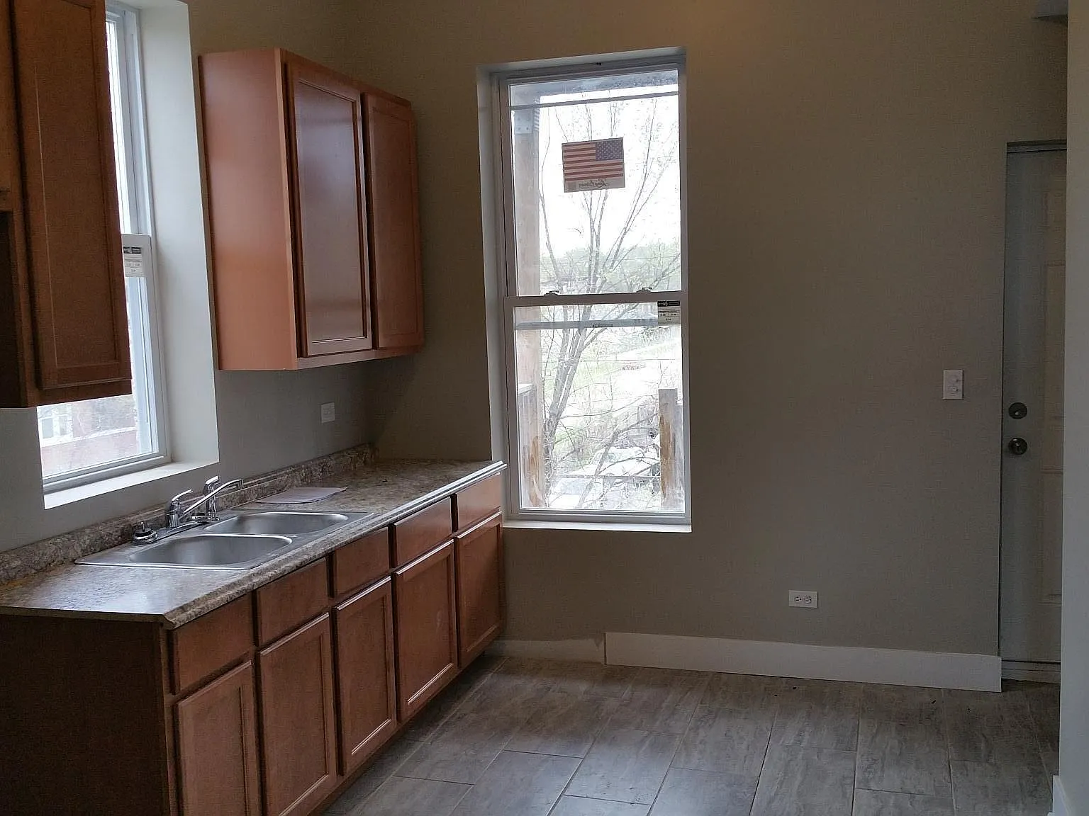 3 bed, 1200 sqft, $2,000 — Photo 2
