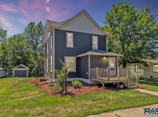 415 E 1st St, Canton, SD 57013