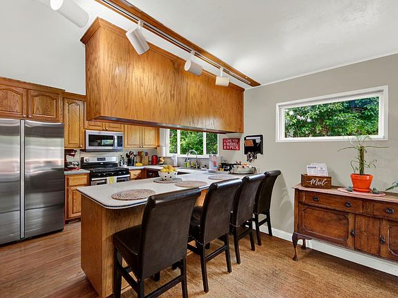 5th image of 333 Honeysuckle Drive