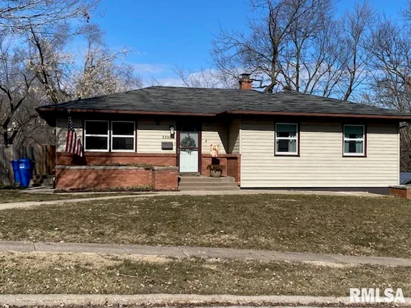 3329 13th Avenue Ct, Moline, IL 61265