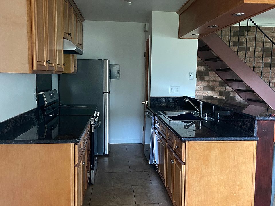KITCHEN
Refrigerator
Pantry
Stove
Dishwasher