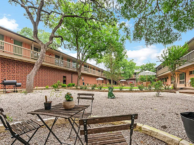 Lorrain Apartments — Photo 18