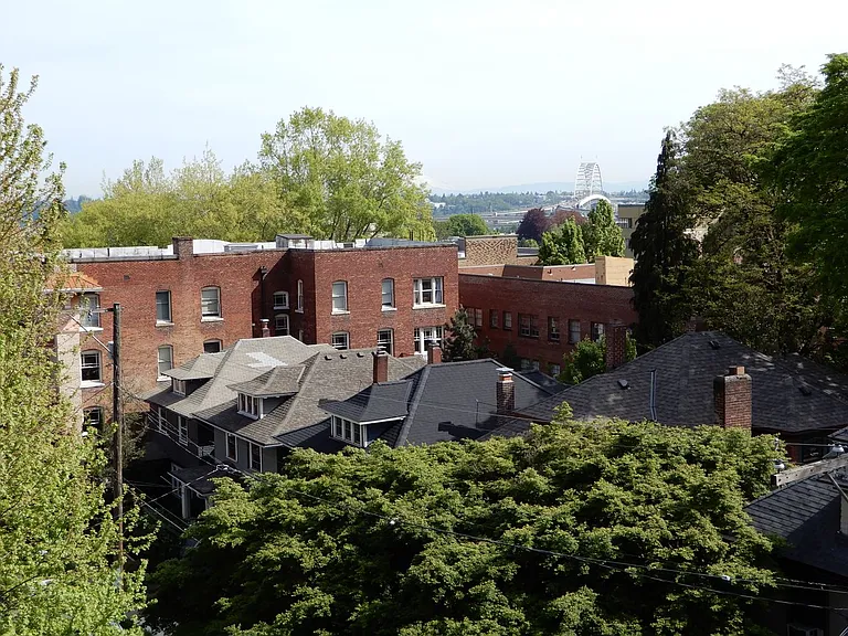 Lucretia Court Apartments — Photo 28