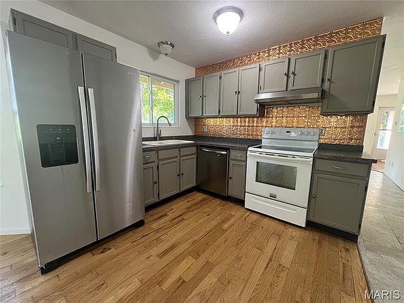 4th image of 418 Forest Ln