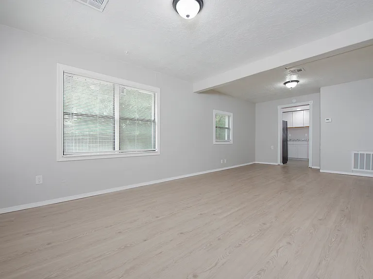 227 W Johnson St — Photo 4
