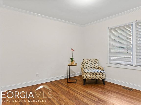 5th image of 142 Martha Ave