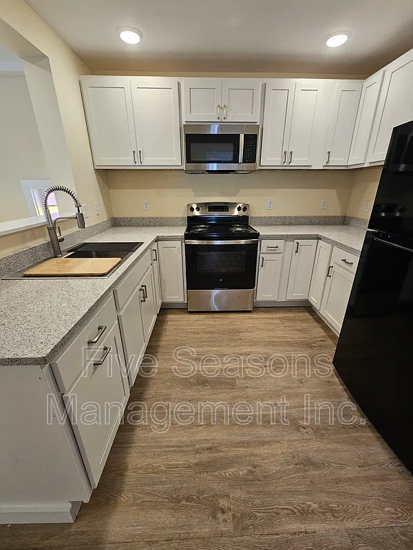 3 bed, 1.0 bath, 1000 sqft, $3,000 — Photo 2