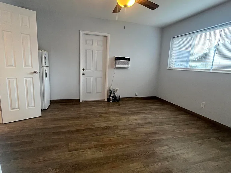 1421 SE 2nd St #2 — Photo 1