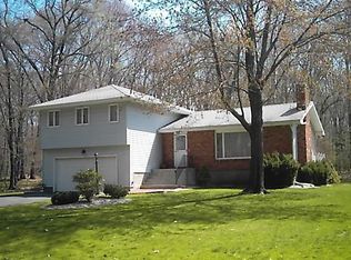16 Burnwood Dr, Bloomfield, CT 06002