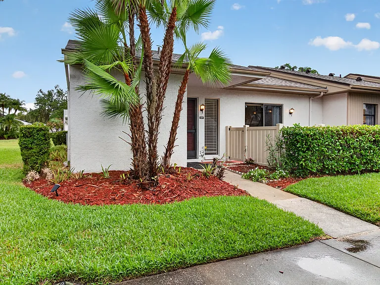 320 Michaels Cir — Photo 1