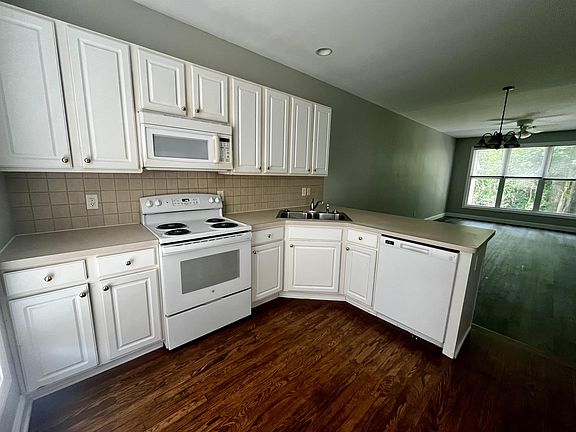 Kitchen, comes with stove, fridge, dishwasher & microwave