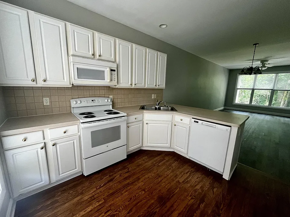 Kitchen, comes with stove, fridge, dishwasher & microwave