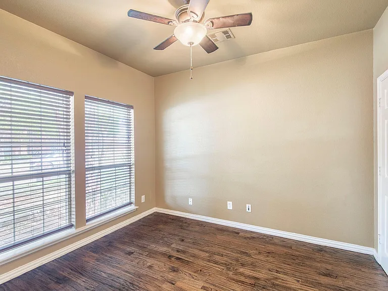 1169 London Dr — Photo 4