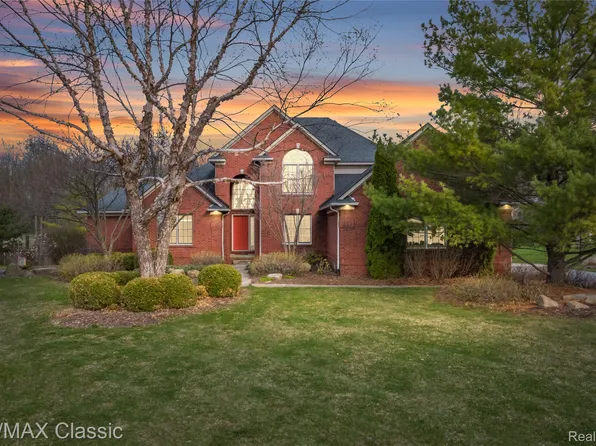 4930 Menominee Ln, Clarkston, MI 48348