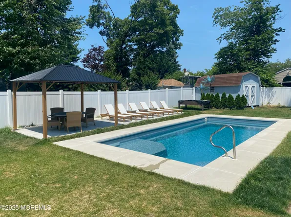 7 Peach Tree Rd, Oakhurst, NJ 07755