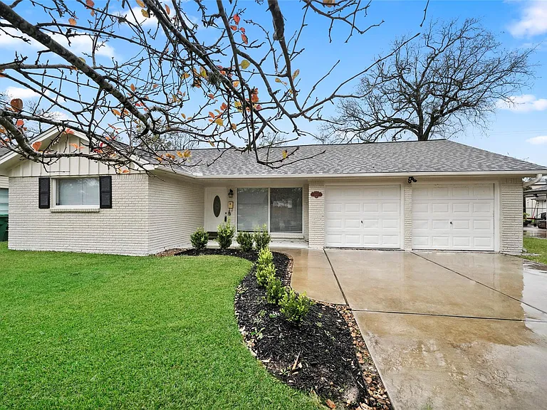 1807 Shadow Bend Dr — Photo 2