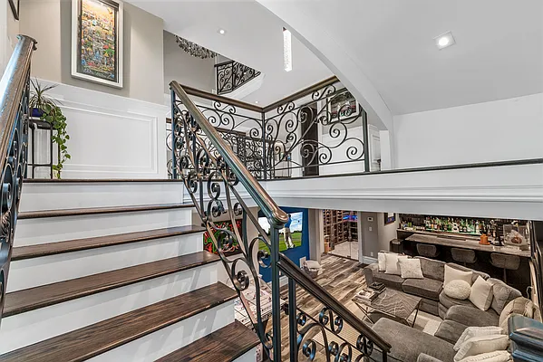 Sold by PRENDAMANO REAL ESTATE | media 46