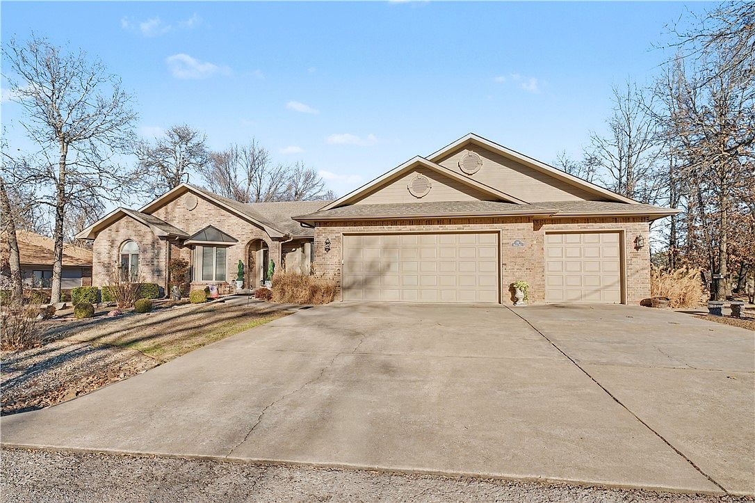 16 Monikie Dr